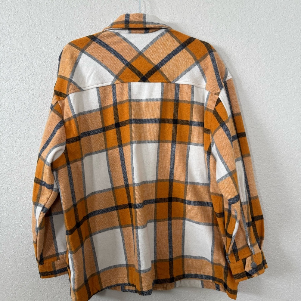 HFX women’s Medium shacket. Blue white brown tan plaid. Snap closures. Very warm - Picture 4 of 8